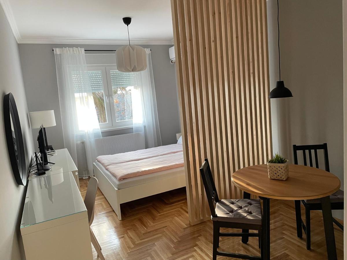 Apartmani ซอมโบร์ ภายนอก รูปภาพ