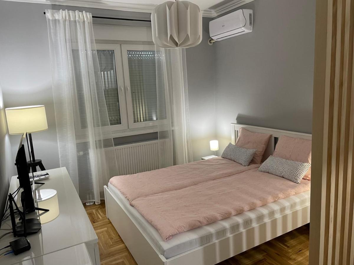 Apartmani ซอมโบร์ ภายนอก รูปภาพ