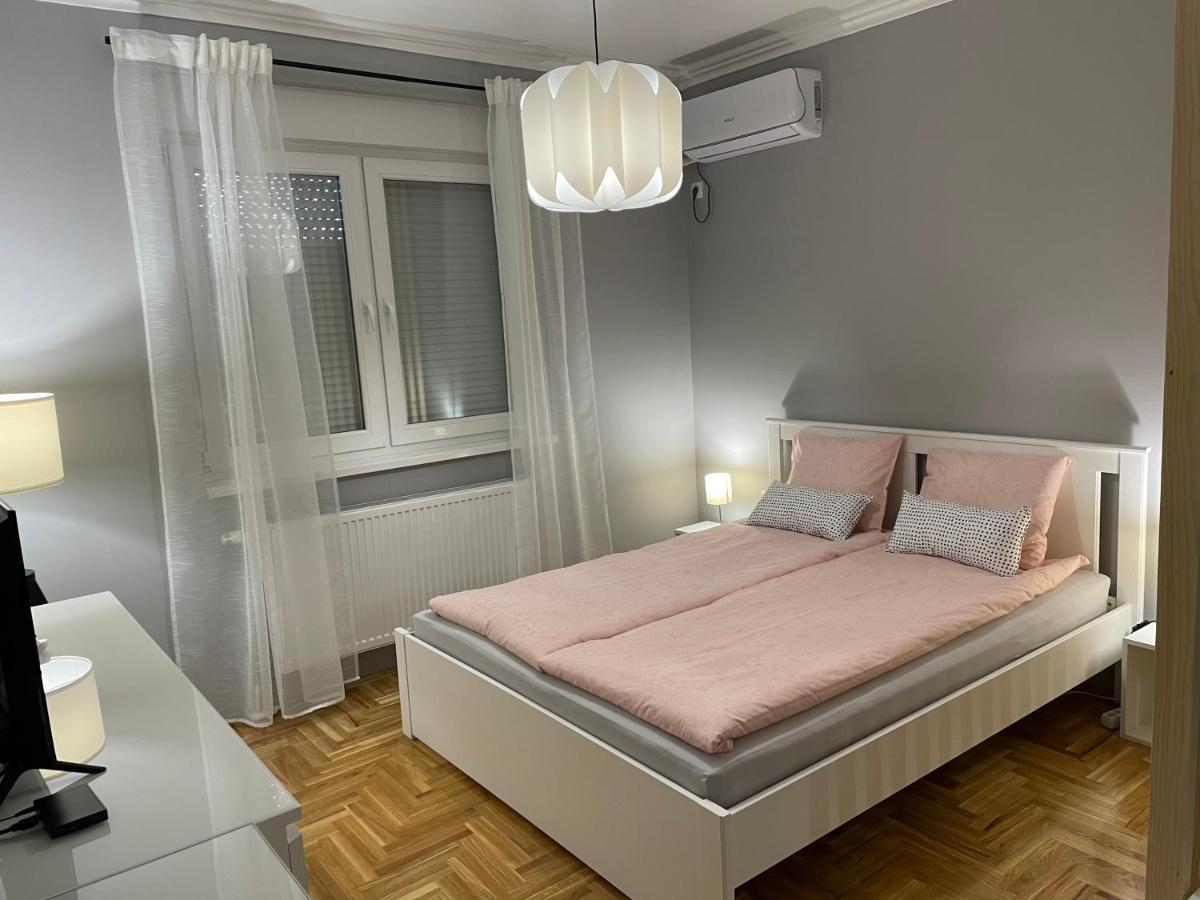 Apartmani ซอมโบร์ ภายนอก รูปภาพ